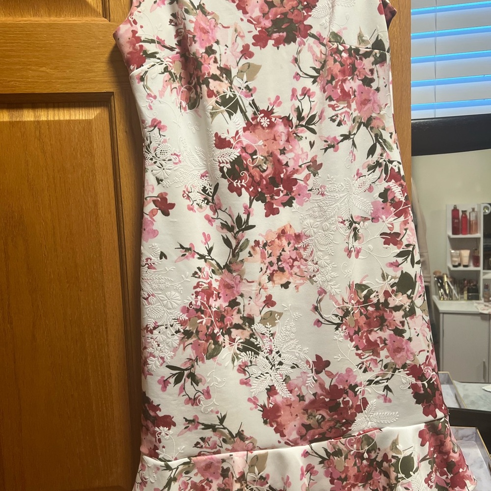 Sleevless white floral lace dress size 6.